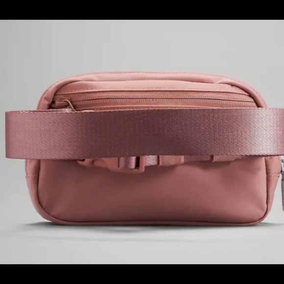 Lululemon everywhere belt bag Pink Pastel NWT - Picture 4 of 9